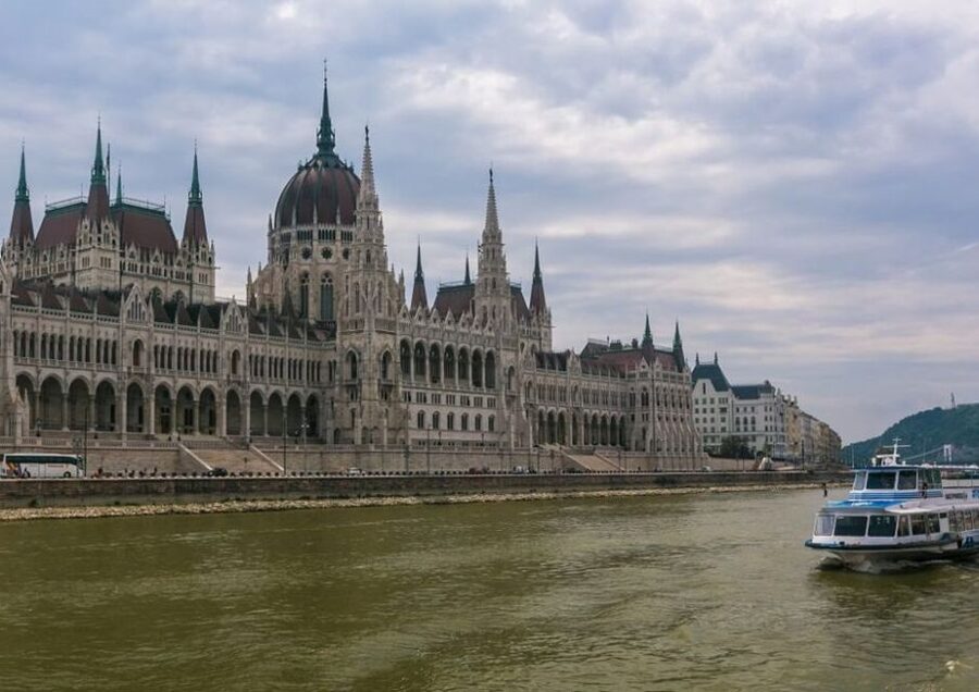 Budapest: 3-hour City Tour with Castle Walk + 1-hour Cruise - Who gets the best value for $60