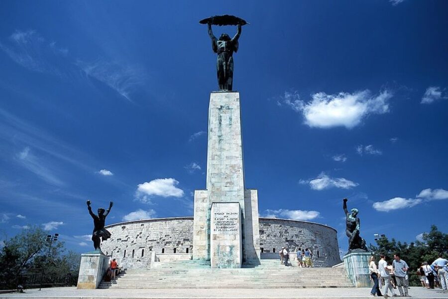 Budapest: 3-Hour Grand City Tour and Castle Walk - Crossing Margaret Bridge into Buda