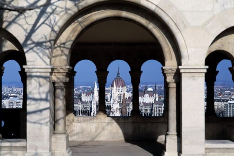 Budapest: 3-Hour Grand City Tour and Castle Walk - Gellért Hill and the Danube view