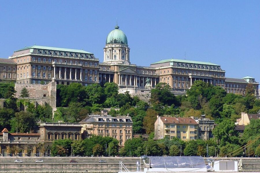 Budapest: 3-Hour Grand City Tour and Castle Walk - The guides are a major part of the value