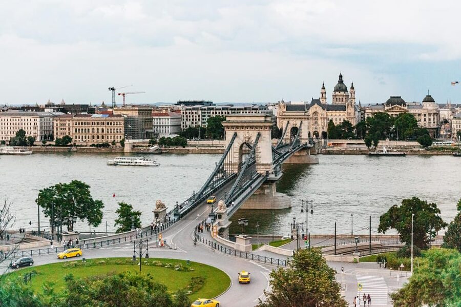 Budapest: Buda Castle District Vampires and Myths Night Tour - The guides make or break the evening