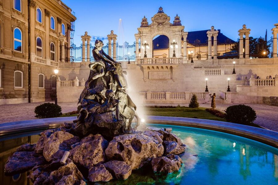 Budapest: Buda Castle Walk with Saint Stephen's Hall - Key points at a glance