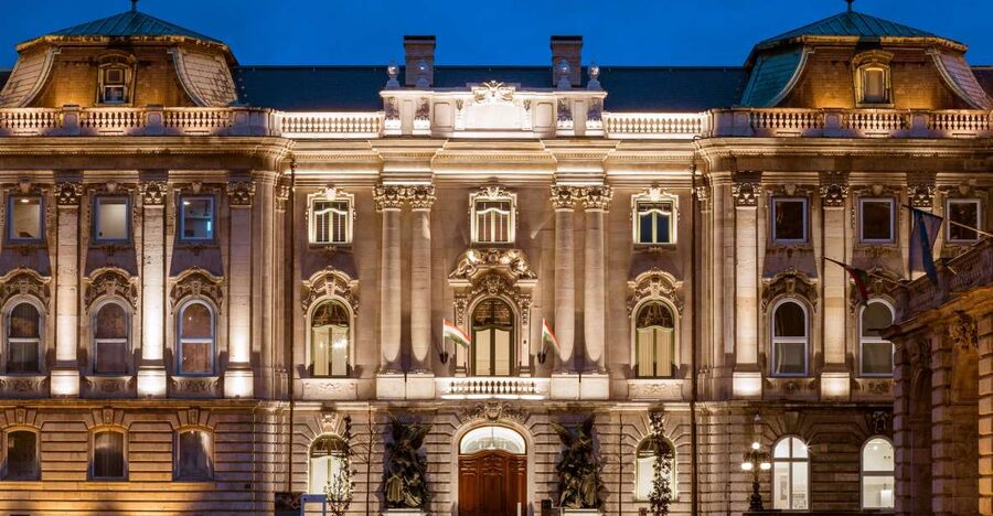 Budapest: Buda Castle Walk with Saint Stephen's Hall - Who should book this Buda Castle walk?