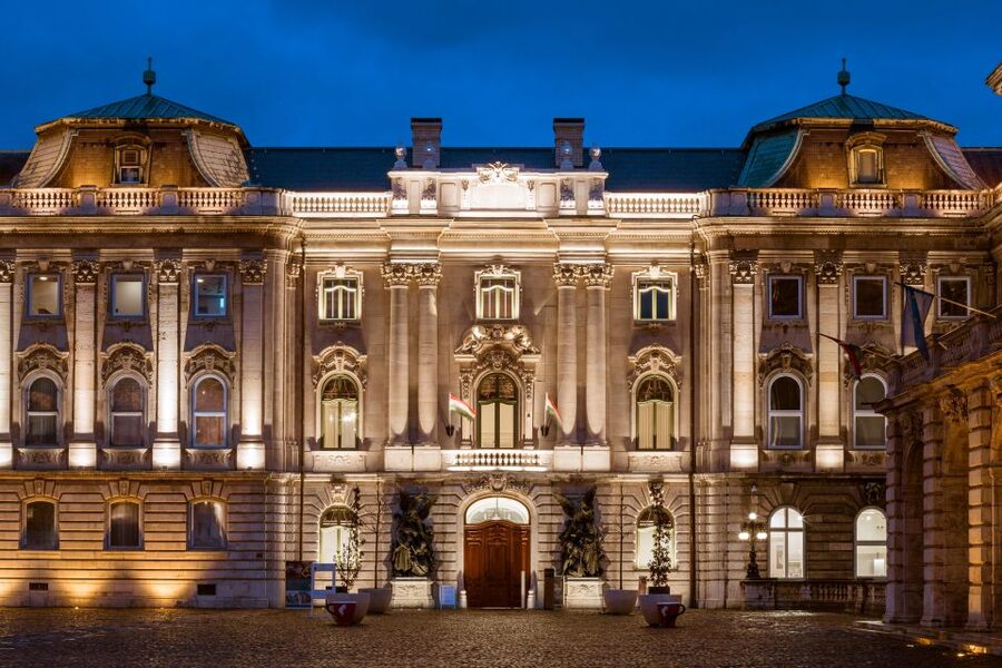 Budapest: Buda Castle Walk with Saint Stephen's Hall - Inside St. Stephen’s Hall for 30 minutes