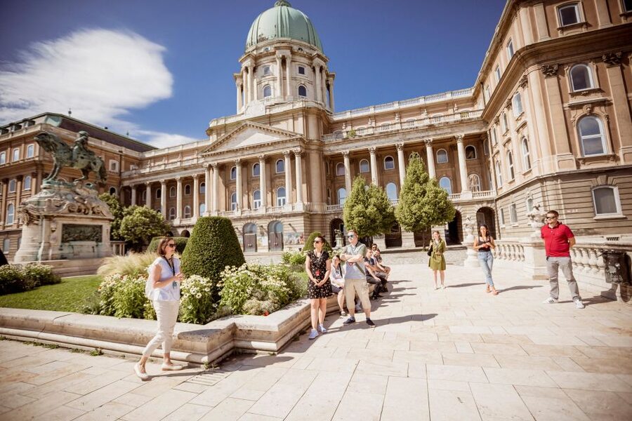 Budapest: Buda Castle Walk with Saint Stephen's Hall - Timing, weather, and construction