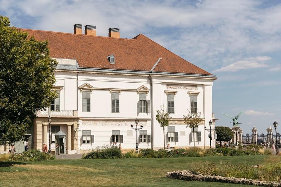 Budapest: Buda Castle Walking Tour & Folk Music Performance - A pause for Sisi and Budapest’s old confectionery tradition