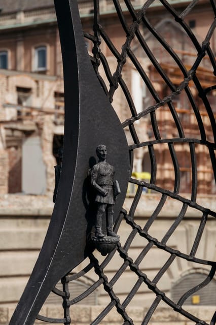 Budapest: Buda Castle Walking Tour & Folk Music Performance - Tóth Árpád Promenade and the return route