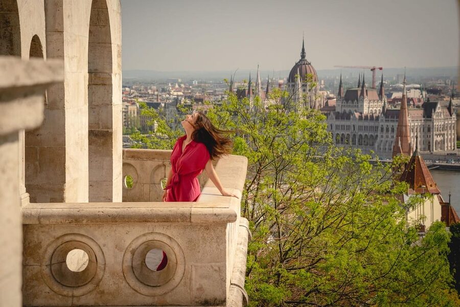 Budapest: Fast Private Photoshoot at Fisherman's Bastion - Posing help for couples and families