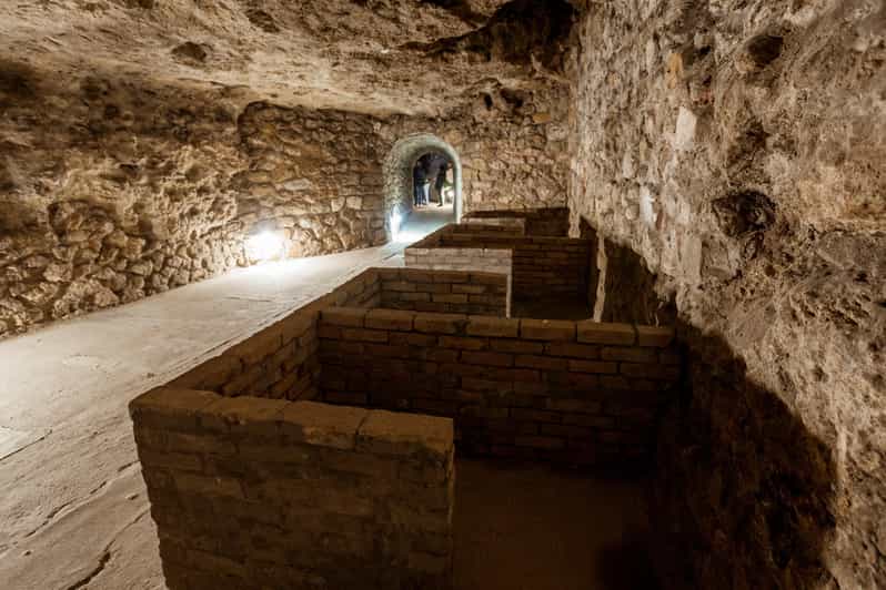Budapest: The WWII Siege of Buda Castle & Bomb Shelter Tour - How to prepare for the 90-minute walk