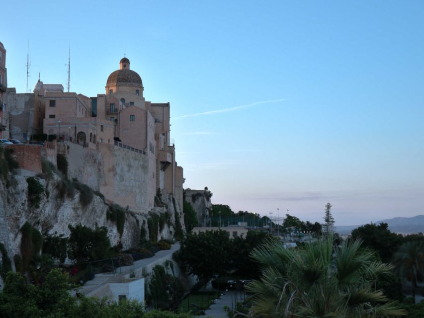 Cagliari: walking tour through the alleys of Castello - Walking the alleys and aristocratic palaces