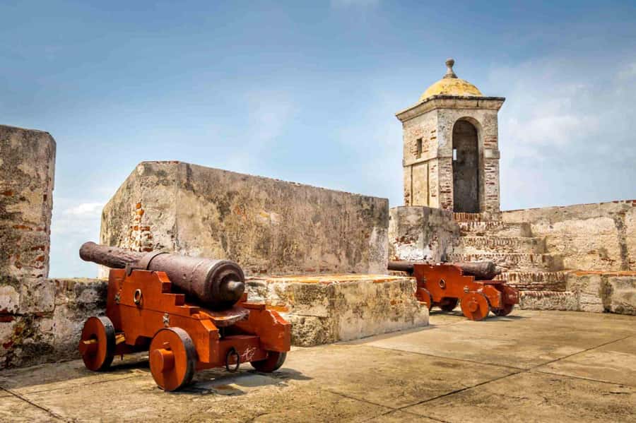 Cartagena: BILINGUAL CITYTOUR + SAN FELIPE CASTLE & Old city - The Letras de Cartagena and India Catalina