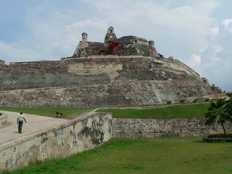 Cartagena: BILINGUAL CITYTOUR + SAN FELIPE CASTLE & Old city - Timing, pickup, and the Chiva route