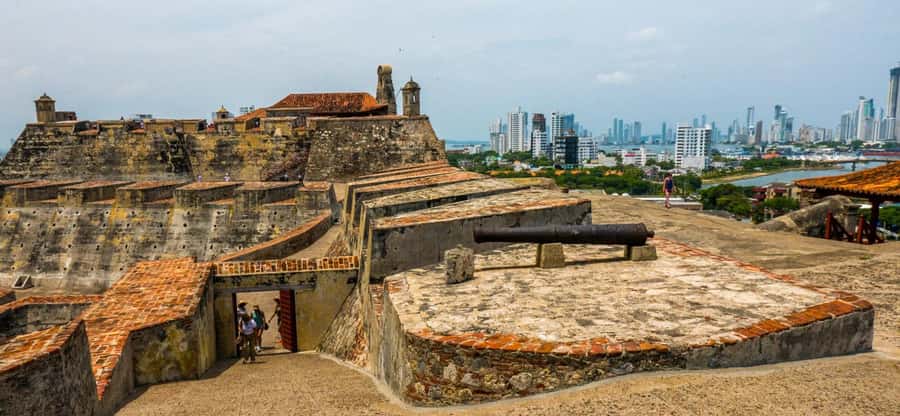 Cartagena: BILINGUAL CITYTOUR + SAN FELIPE CASTLE & Old city - Heat, walking, and what to carry