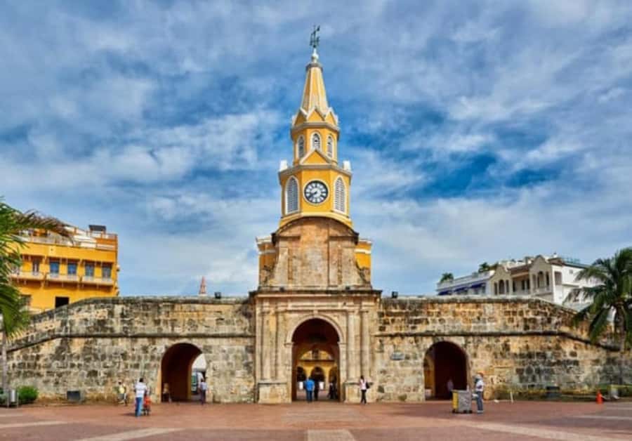 Cartagena: BILINGUAL CITYTOUR + SAN FELIPE CASTLE & Old city - Riding through Bocagrande, Laguito, and Castillogrande