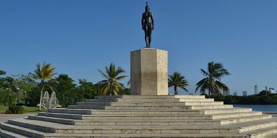 Cartagena: CITY TOUR IN ENGLISH, Old city, Monuments, Castle - Old Shoes, a giant photo stop with local character