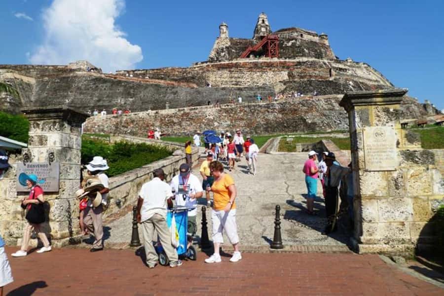 Cartagena: CITY TOUR OVERVIEW of the city Boots castle chiva - What this Cartagena city tour is really good at