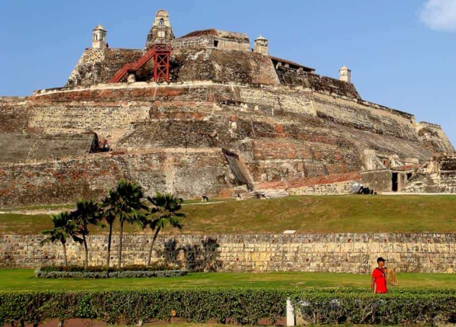 Cartagena City Tour with San Felipe Castle & Old Town Walk - Plaza de la Aduana and the city’s difficult past