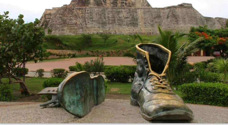 Cartagena: Panoramic City Tour, Monuments, Walls, Castle - Zapatos Viejos, a quick and playful photo stop