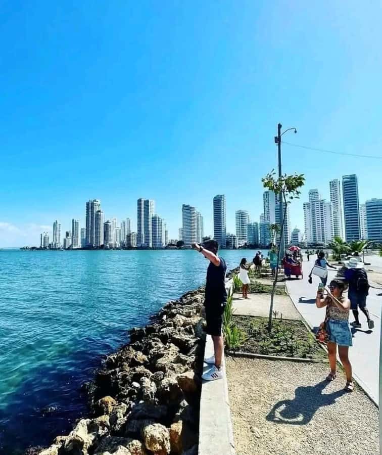 Cartagena: Panoramic City Tour, Monuments, Walls, Castle - Cartagena’s letters and the shift into walking mode
