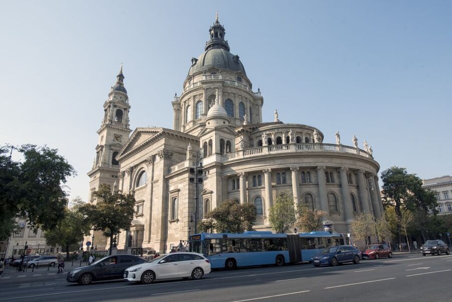 Castle District & Pest Driving Tour with Danube River Cruise - Why this four-hour Budapest overview works