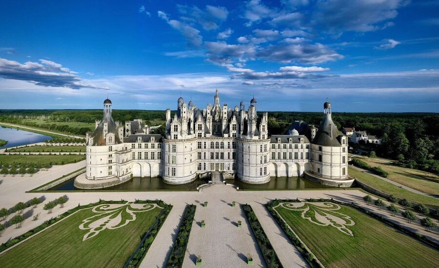 Chambord: Entry Ticket to the Castle - The double-helix staircase is the clever centerpiece
