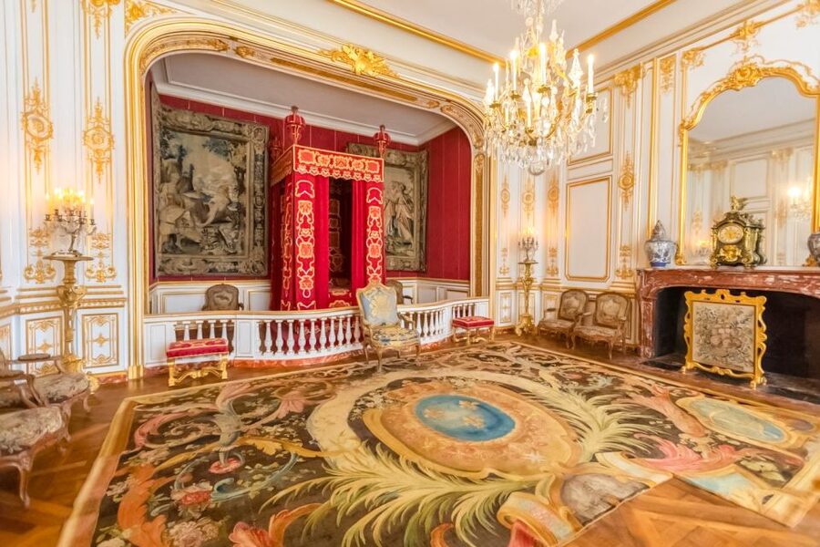 Chambord: Private Guided Tour of the Castle + Reserved Entry - Meeting at Place Saint-Louis