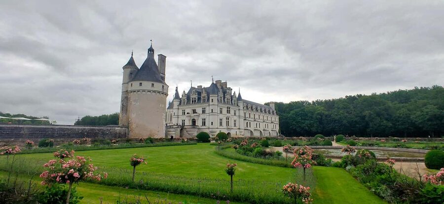 Chenonceau Castle: Private Guided Tour with Entry Ticket - The gardens and flowers