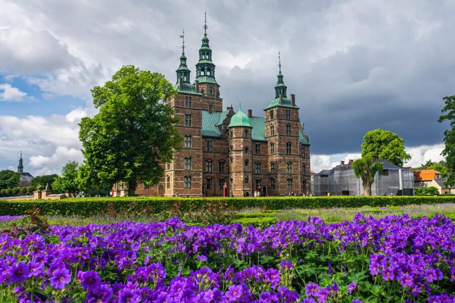 Copenhagen: Rosenborg Castle Tour with Skip-the-Line Ticket - Rosenborg Castle and the story behind the royal rooms