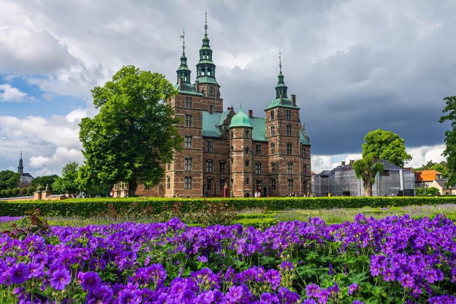Copenhagen: Rosenborg Castle Tour with Skip-the-Line Ticket - Private guiding, group size, and language choices