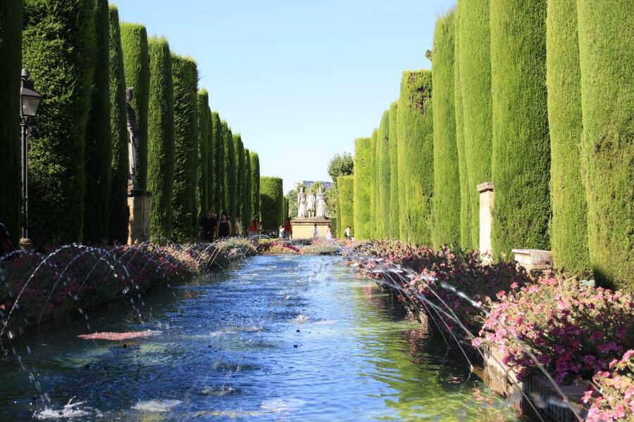 Córdoba: Alcázar and Jewish Quarter 2-Hour Guided Tour - Entering the Alcázar gardens and royal past
