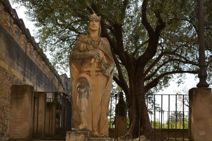 Cordóba: Gardens & Fortress of Catholic Monarchs Guided Tour - The gardens and Avenue of the Monarchs