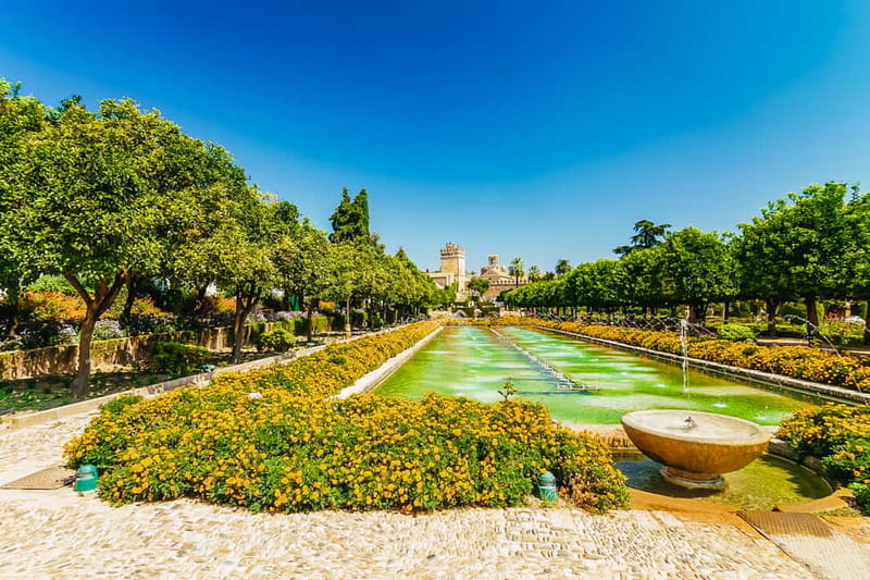 Córdoba: Jewish Quarter, Mosque, and Alcázar Tour - A guide-led tour with a human pace
