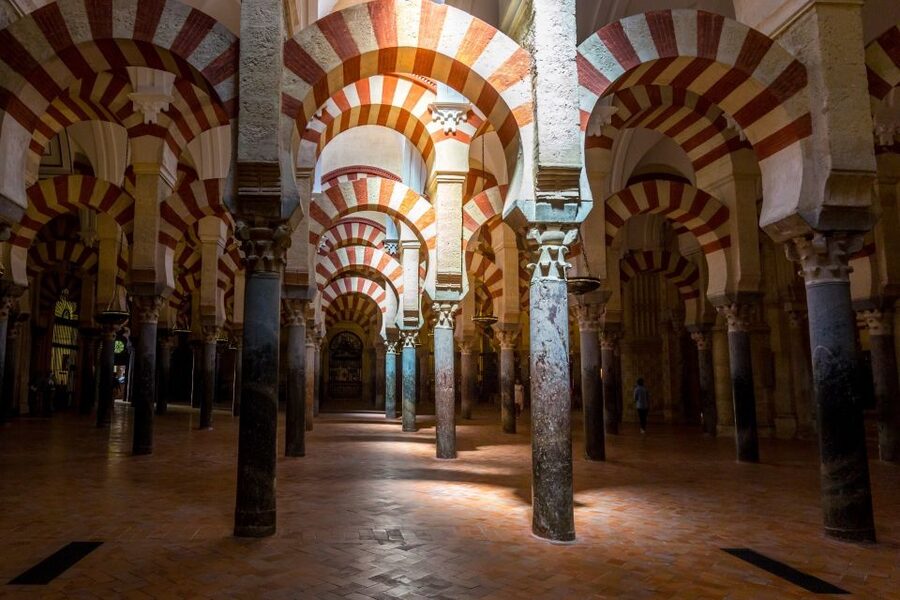 Córdoba: Mosque-Cathedral & Alcazar Guided Tour - Meeting the guide under the green umbrella