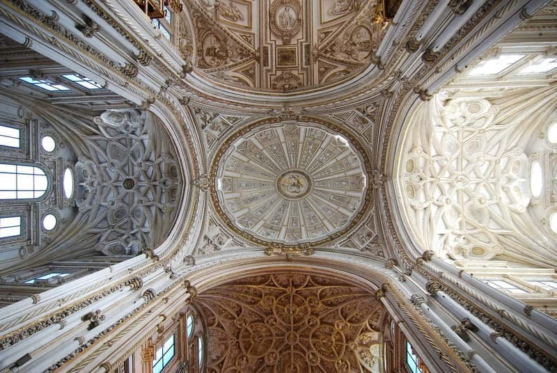 Córdoba: Mosque-Cathedral, Jewish Quarter and Alcázar Tour - Entering the Mosque-Cathedral