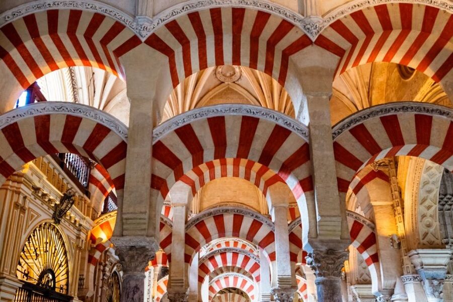 Córdoba: Mosque, Jewish Quarter and Alcázar 3-Hour Tour - Group size, heat, and walking pace