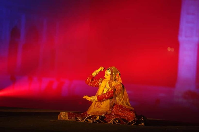 Delhi: Red Fort Light and Sound Show Guided Tour - From your hotel to the fort