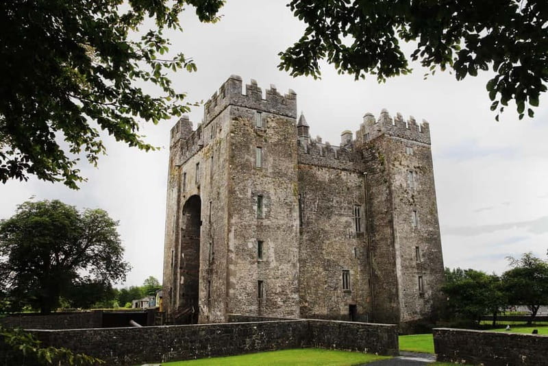 Dublin: Cliffs of Moher, Bunratty Castle and Ennis Day Trip - Guides Make the Difference