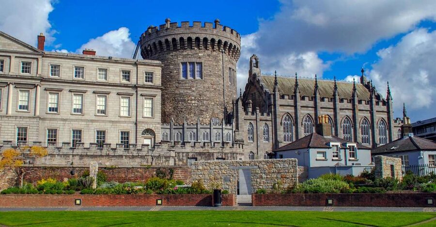 Dublin: Fast-Track Book of Kells Ticket & Dublin Castle Tour - From Molly Malone to Dublin Castle