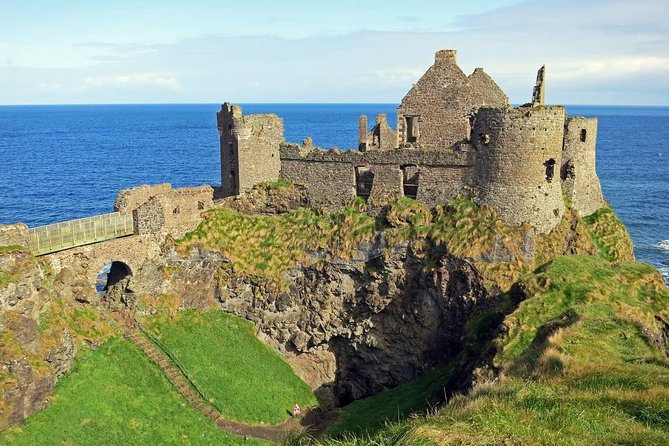 Dublin to Belfast Black Cab, Dunluce Castle and Giant's Causeway - Dunluce Castle on the cliff edge