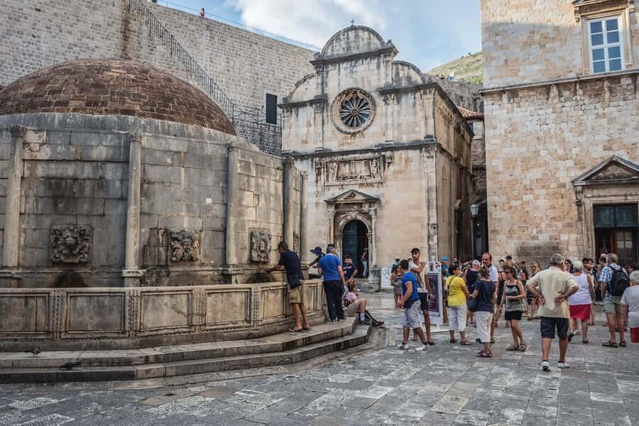 Dubrovnik: City Walls, Old Town Walking Tour & Adriatic View - The synagogue and Cathedral add different layers