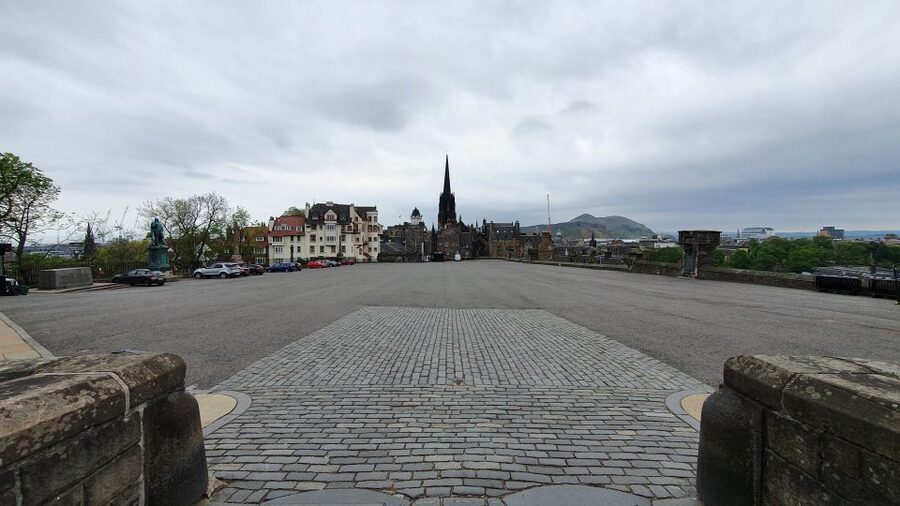 Edinburgh Castle: 120-Minute In-Depth Tour with Expert Guide - The One O’Clock Gun gives the castle a living tradition