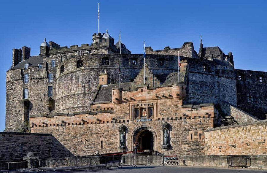 Edinburgh Castle: Express Guided Tour with Entry Ticket - Mons Meg and the military side of the castle