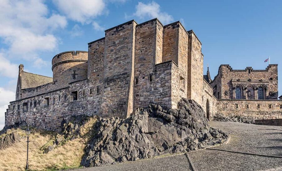 Edinburgh Castle: Express Guided Tour with Entry Ticket - Why the guide makes a difference