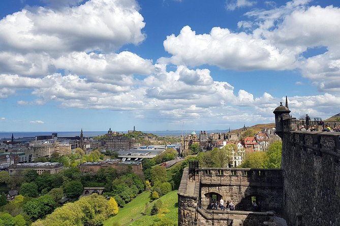 Edinburgh Castle Guided Walking Tour in English - Starting on the Royal Mile