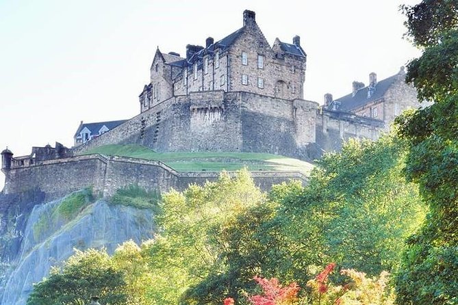 Edinburgh Castle Guided Walking Tour in English - The guide makes the biggest difference