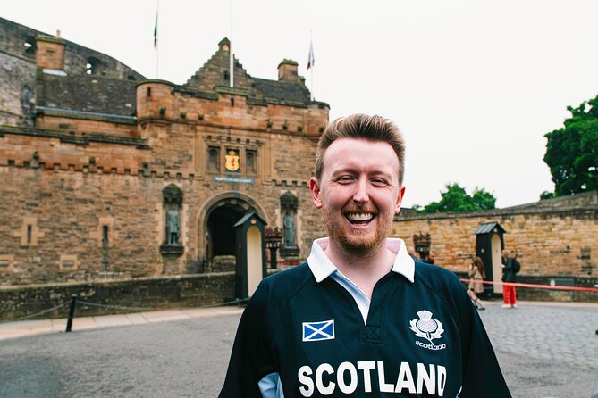 Edinburgh Castle Tickets & Tour - Local Scottish Guide In a Kilt - Meeting a local guide on Edinburgh’s High Street