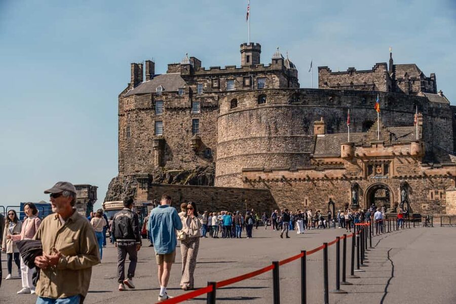 Edinburgh: Edinburgh Castle Tickets & Tour with Kilted Guide - Walking up to Scotland’s famous fortress