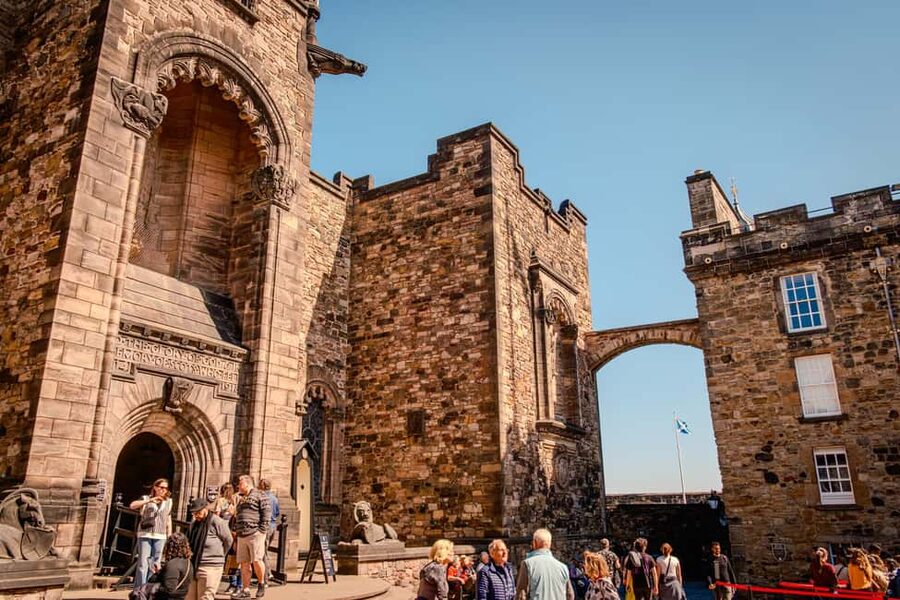 Edinburgh: Edinburgh Castle Tickets & Tour with Kilted Guide - St. Margaret’s Chapel and the older castle