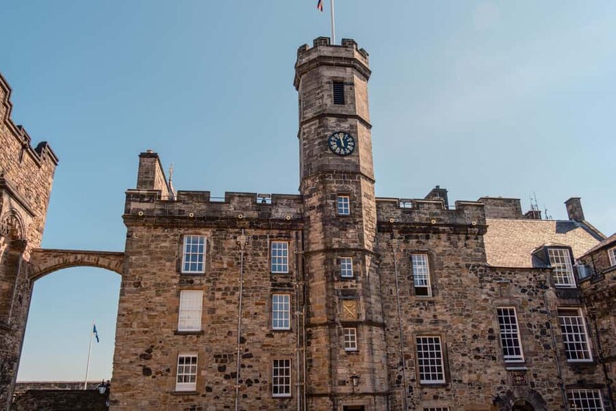 Edinburgh: Edinburgh Castle Tickets & Tour with Kilted Guide - What the storytelling is really like