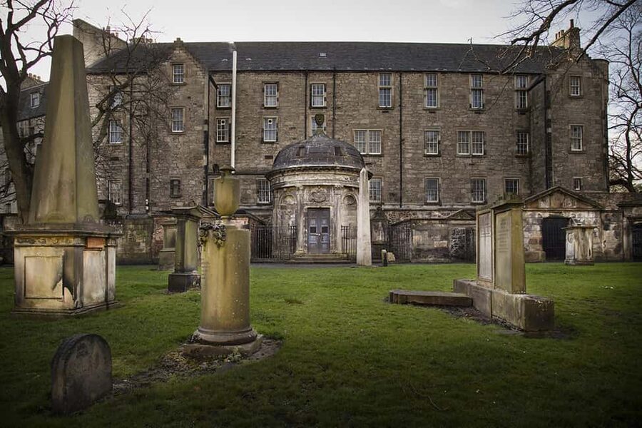 Edinburgh: Full-Day Walking Tour with Edinburgh Castle - What the guides add to the day